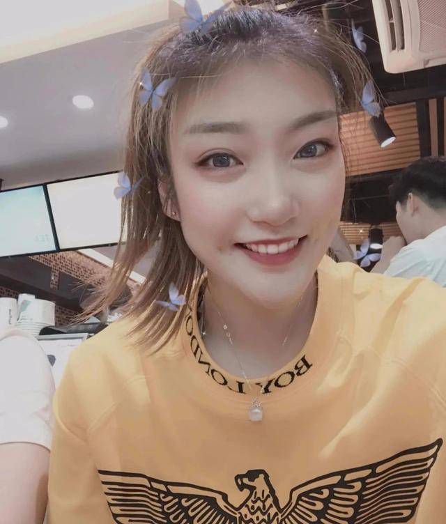 杨若晴随即拉起小洁的手，表姐带回来很多好玩的东西呢，小洁你看看喜欢啥。